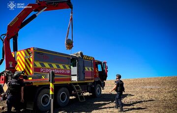 У полі на Київщині рятувальники знешкодили уламки ракети з бойовою частиною