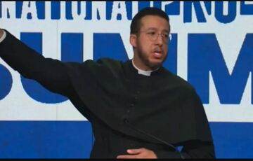 Британского священника лишили лицензии за повтор нацистского жеста Маска