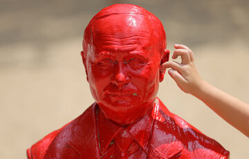 В Нью-Йорке установили скульптуру кровавого Путина: ВИДЕО