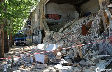 В Николаеве обвалилась часть завода ”Дормашина”, который был поврежден российскими шахедами