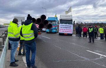 Украинские перевозчики заблокировали польские грузовики в ответ