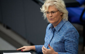 Глава Міноборони Німеччини не виключила передачу танків Leopard Україні Глава Міноборони Німеччини не виключила передачу танків Leopard Україні