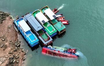 У Китаї перекинулися одразу кілька човнів із туристами: є загиблі