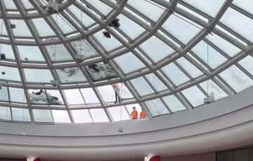 Через російську атаку пошкоджено ТРЦ ”Блокбастер” у Києві: фото