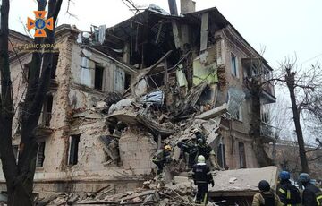 Рятувальники показали зруйнований російською ракетою житловий будинок у Кривому Розі