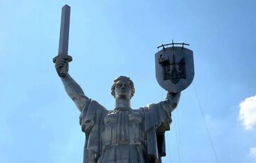 Герб на ”Батьківщину-Мати” приварили без погодження з інститутом Патона: зварювальні шви вже пошкоджені корозією