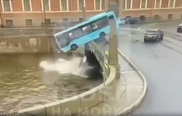 У Росії автобус із людьми впав у річку: момент потрапив на відео