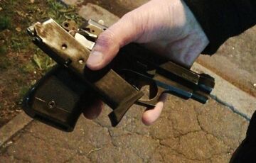 Нашел развлечение: в центре Киева мужчина устроил стрельбу из пистолета