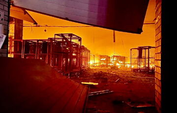 Россия атаковала предприятие в Днепре: был сильный пожар, есть раненые