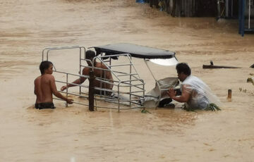 На Філіппінах вирує смертоносний шторм
