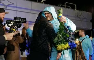 Александр Усик вернулся в Украину: как встретили чемпиона мира    Александр Усик вернулся в Украину: как встретили чемпиона мира