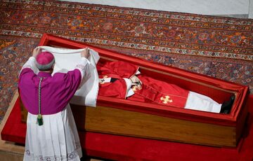 В соборе Святого Петра прошла церемония запечатывания гроба с телом Папы Франциска: фото