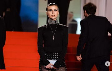 Jerry Heil засветилась на Каннском фестивале в трендовой ”голой” юбке: фото