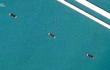 Супутник показав російські барикади від українських дронів біля Кримського мосту