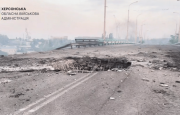 Российские военные ударили авиабомбами по мосту в Херсоне Российские военные ударили авиабомбами по мосту в Херсоне