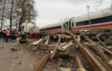 В Германии поезд протаранил на грузовик