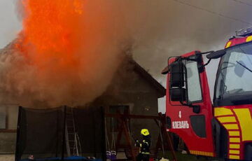 На Волині блискавка влучила у житловий будинок, в якому були жінка з трьома дітьми