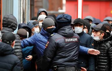В России в новогоднюю ночь силовики задержали тысячи мигрантов, чтобы набрать ”добровольцев” на войну