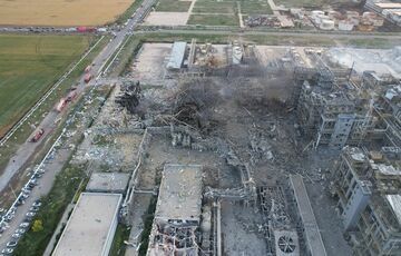 Вибухи на хімзаводі в Китаї: стало відомо про загиблих Вибухи на хімзаводі в Китаї: стало відомо про загиблих