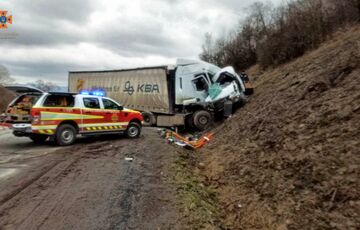 В Закарпатье микроавтобус столкнулся с фурой: много погибших (фото)