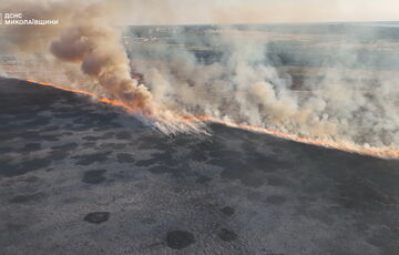 В Николаеве вторые сутки тушат масштабный пожар на территории, где могут быть боеприпасы