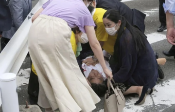 Появилось видео нападения на бывшего премьера Японии, сам Абэ не подает признаков жизни