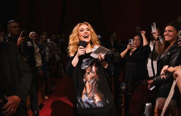 Адель перервала своє шоу у Лас-Вегасі, щоб вшанувати пам'ять Меттью Перрі