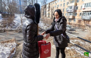 В России женам погибших оккупантов подарили колбасу