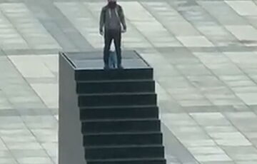 У Варшаві чоловік заліз на пам'ятник та погрожував себе підірвати