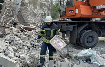 Спасатели показали последствия ракетных ударов по Запорожью Спасатели показали последствия ракетных ударов по Запорожью