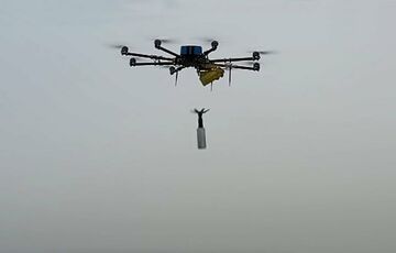 Оккупанты сбросили взрывчатку с дрона на маршрутку в Херсоне: есть раненые Оккупанты сбросили взрывчатку с дрона на маршрутку в Херсоне: есть раненые