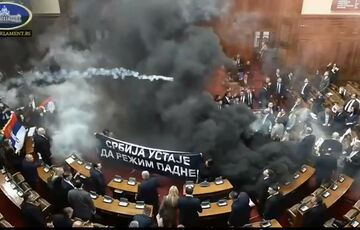 У Сербії після антиурядових протестів, опозиція розпорошила в парламенті газ і кидала димові шашки