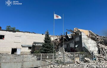 Российская армия сбросила авиабомбу на пожарную часть в Купянске: фото Российская армия сбросила авиабомбу на пожарную часть в Купянске: фото