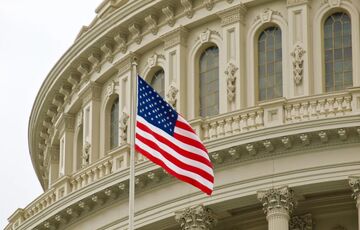 Bloomberg: шансы на одобрение США помощи Украине увеличились 