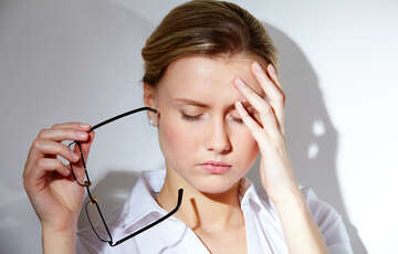 Врачи назвали важную причину мигрени у женщин