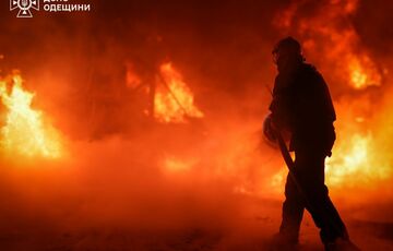 Під час атаки на Одещину спалахнула пожежа в порту Під час атаки на Одещину спалахнула пожежа в порту