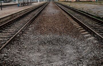 Из-за российского обстрела на Киевщине повреждена железная дорога Из-за российского обстрела на Киевщине повреждена железная дорога