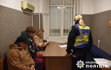 Копи знайшли всіх мажорів, що перекривали рух у Києві заради перекуру, та демонстративно слухали Шамана Копи знайшли всіх мажорів, що перекривали рух у Києві заради перекуру, та демонстративно слухали Шамана