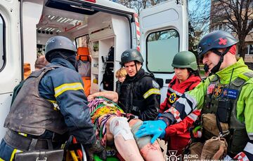 Число раненых в Кривом Роге выросло до 7 человек: спасатели показали новые кадры Число раненых в Кривом Роге выросло до 7 человек: спасатели показали новые кадры