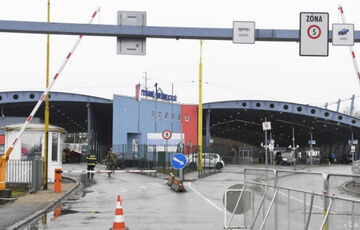 Словакия все-таки заблокировала пункт пропуска с Украиной и угрожает полностью перекрыть проезд