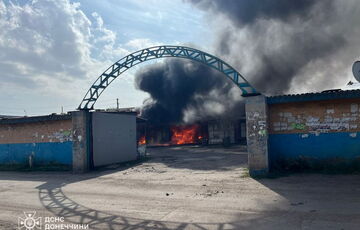 Росіяни двічі вдарили по ринку у Мирнограді, вдруге під час ліквідації пожежі