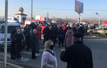 В Черновцах - протесты против карантина выходного дня: сотни предпринимателей перекрыли дорогу, - ВИДЕО В Черновцах - протесты против карантина выходного дня: сотни предпринимателей перекрыли дорогу, - ВИДЕО
