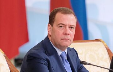 Медведєв знову закотив істерику, пригрозивши Великій Британії ”станом війни з Росією” Медведєв знову закотив істерику, пригрозивши Великій Британії ”станом війни з Росією”