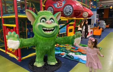 В столичний комплекс Fly Park привезли пухнастих тролів