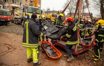 У Тернополі чоловік три дні чекав біля руїн будинку свою дружину та дітей: усі вони загинули 