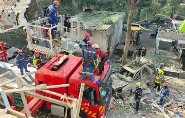 Ще одну людину деблокували із зруйнованої російською ракетою багатоповерхівки у Києві: фото