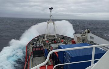 Украинские полярники показали фантастические фото с экспедиции на ледоколе