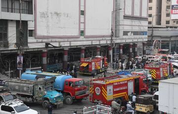 У Пакистані під час пожежі в торговельному центрі загинуло понад 10 людей