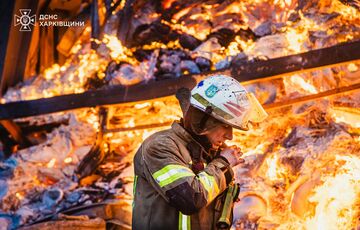 Россияне атаковали склад гражданского предприятия под Харьковом: огонь охватил площадь в 5000 кв.м.