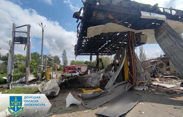 Російські окупанти скинули авіабомбу на АЗС у Торецьку